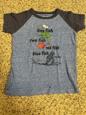 🍀6/$20 Dr. Seuss Blue one fish two fish tshirt